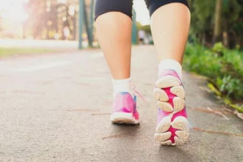Những lợi ích của việc đi bộ giật lùi mà bạn chưa biết