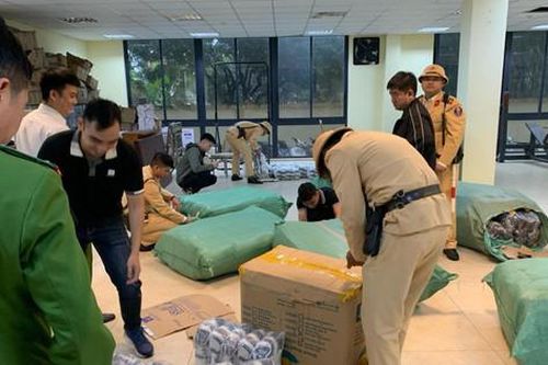 Thu giữ gần 1.000 đôi giày hàng hiệu sản xuất gia công