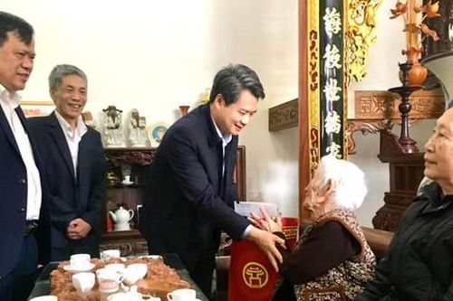 Trưởng ban Nội chính Thành ủy Nguyễn Quang Đức thăm, tặng quà gia đình chính sách