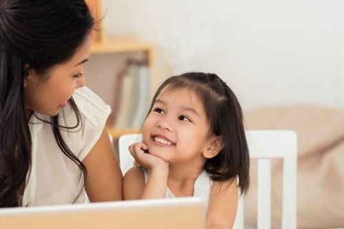 Muốn trẻ lớn lên thành công, phụ huynh không bao giờ nói với con 4 câu này khi chúng ham mê thiết bị thông minh