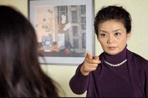 Đến Tết sớm mẹ chồng, từ ngoài cổng đã nghe thấy bà nói một điều khiến tôi quá sốc bỏ quà về thẳng