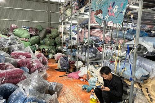 Gần Tết Nguyên đán, hàng loạt tiểu thương bị bắt quả tang kinh doanh hàng hóa vi phạm nhãn hiệu, không rõ nguồn gốc xuất xứ