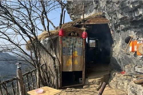 Trung Quốc: Thanh niên 21 tuổi 'nghỉ hưu', về dựng lều sống cheo leo trên núi