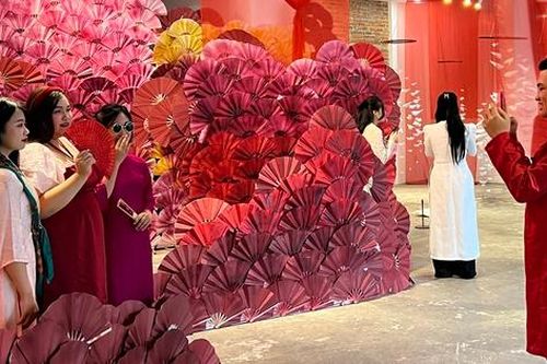 'Đánh thức tinh thần Việt' qua triển lãm nghệ thuật Tết tại Hà Nội