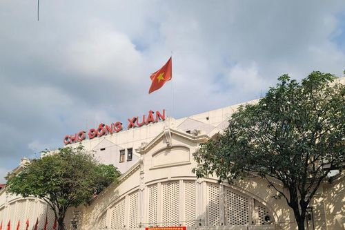 Chợ Đồng Xuân trước Tết Nguyên đán: Nhiều chỗ kêu ế, nơi bán không kịp cơm trưa