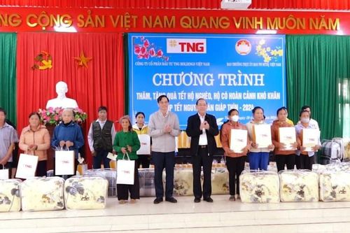 Phó Chủ tịch Hoàng Công Thủy tặng 100 suất quà cho hộ nghèo ở Mỹ Lương