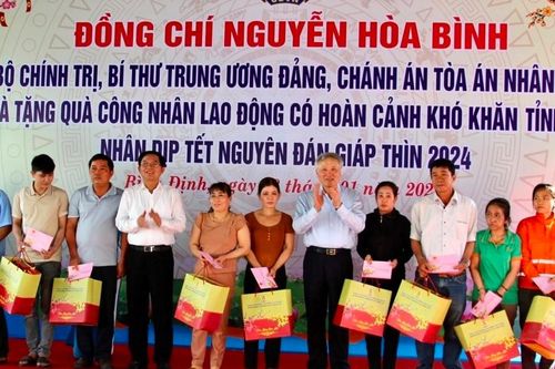 Ủy viên Bộ Chính trị Nguyễn Hòa Bình thăm và tặng quà Tết tại Bình Định và Phú Yên