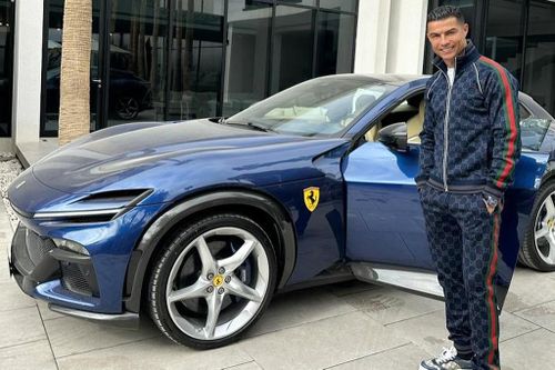 Cristiano Ronaldo mua siêu SUV Ferrari Purosangue