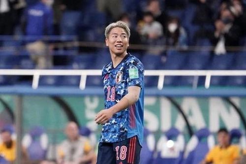 Asano ngã trong vùng cấm nhưng VAR nói không