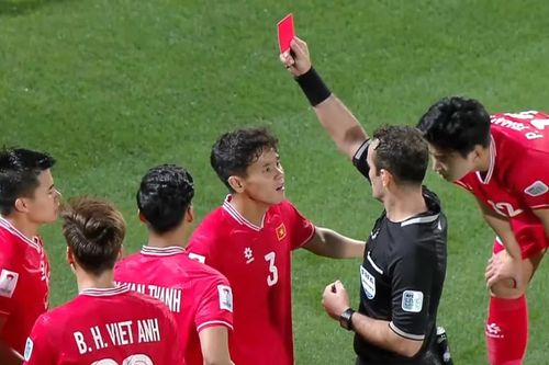 Thẻ đỏ đáng tiếc dành cho Lê Phạm Thành long