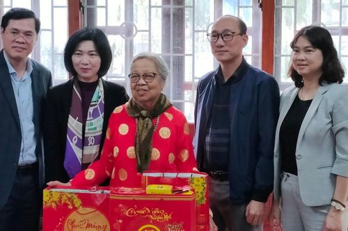 Phó Chủ tịch Thường trực HĐND TP thăm, tặng quà Tết tại quận Hoàng Mai