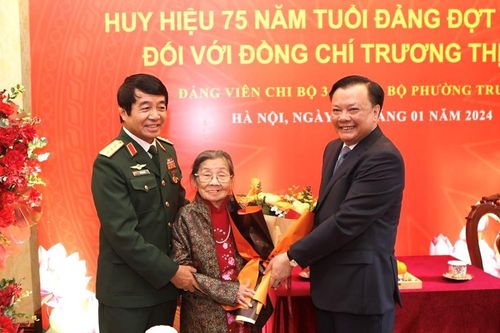 Bí thư Thành ủy Đinh Tiến Dũng trao Huy hiệu Đảng tại quận Đống Đa