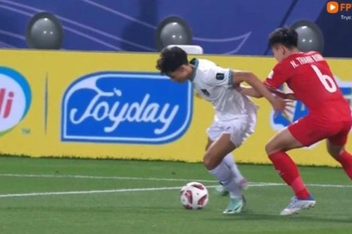 ĐT Việt Nam thủng lưới vì quả phạt đền tai hại, VAR cũng không cứu nổi Thanh Bình