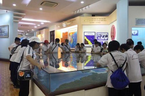 Giáo viên và học sinh tìm hiểu về huyền thoại 'đoàn tàu không số' tại Lữ đoàn 125
