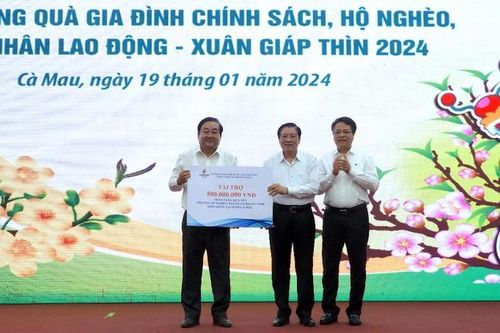 Đồng chí Phan Đình Trạc thăm, tặng quà Tết tại Cà Mau