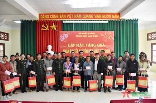Tổng cục Hậu cần trao quà Tết tặng các gia đình chính sách và hộ nghèo tỉnh Điện Biên