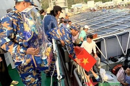 Bộ tư lệnh Vùng 5 Hải quân mang quà Tết đến đảo Nam Du
