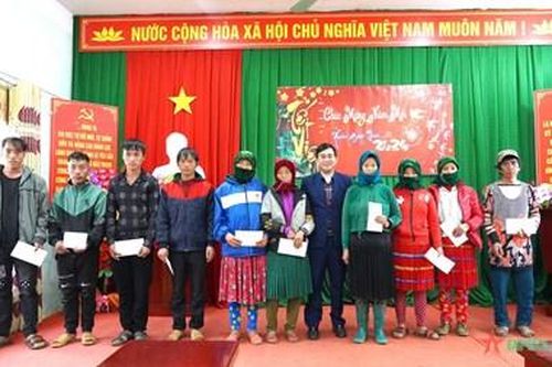 Ngân hàng Nhà nước chi nhánh tỉnh Hà Giang thăm, chúc Tết đồn Biên phòng và tặng quà Tết hộ nghèo