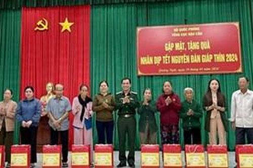Tổng cục Hậu cần tặng quà các gia đình chính sách tại Quảng Ngãi