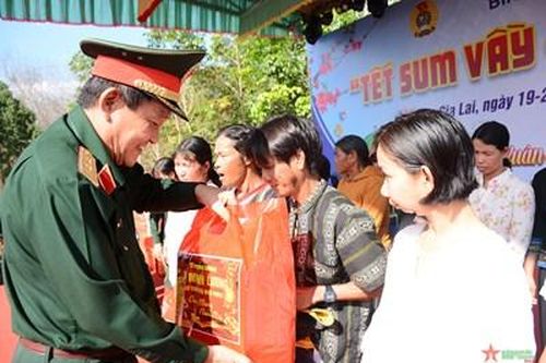 Thượng tướng Võ Minh Lương trao 3.000 suất quà tặng người lao động Binh đoàn 15 và nhân dân có hoàn cảnh khó khăn