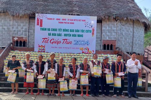 Lãnh đạo TP Đà Nẵng thăm, chúc Tết đồng bào các dân tộc huyện Hòa Vang