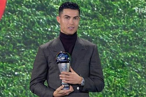 Ronaldo nhận giải an ủi sau FIFA The Best