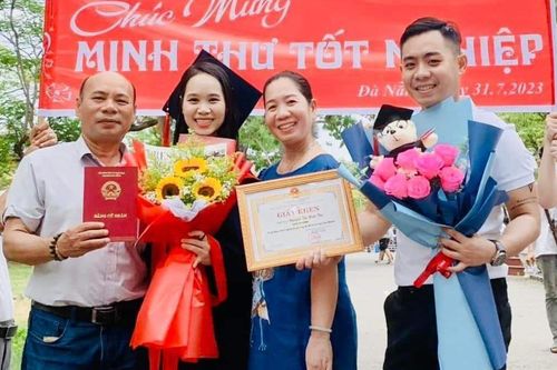 Nữ cử nhân bằng giỏi tình nguyện tòng quân