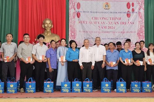 Trao quà tết 239 cán bộ, nhà giáo huyện Cần Giờ