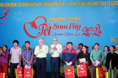 Đồng chí Nguyễn Hòa Bình tặng quà tết tại Phú Yên