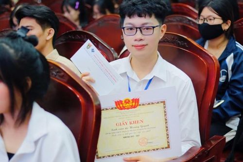 Hành trình 'chữa lành' của nam sinh từng khóc ướt gối vì bị bắt nạt