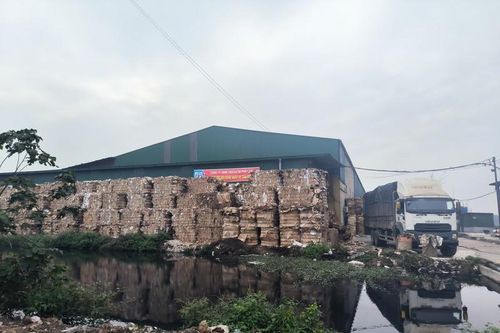 Bắt quả tang Công ty CP Phú Lâm đổ thải ra môi trường