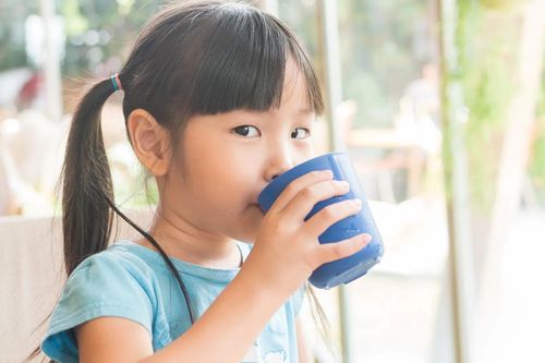 Mẹo hiệu quả giúp trẻ uống nhiều nước hơn