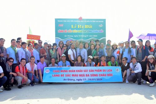 Khám phá làng bè sắc màu, điểm du lịch mới toanh ở Châu Đốc