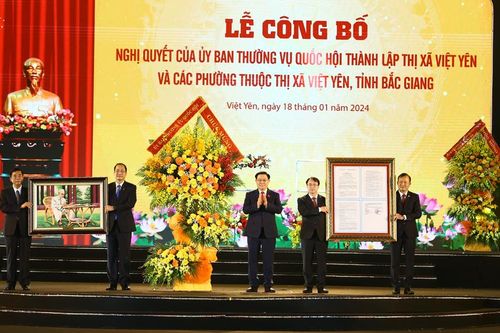 Chủ tịch Quốc hội trao Nghị quyết thành lập thị xã Việt Yên