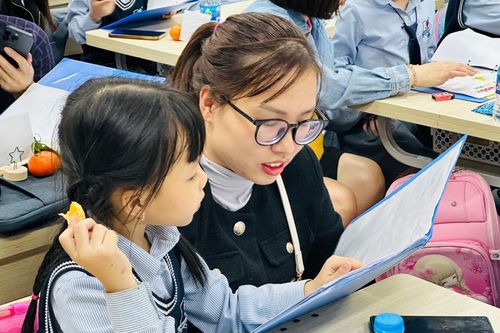Nhiều hoạt động sôi nổi khi học sinh cùng cha mẹ tham dự buổi họp phụ huynh