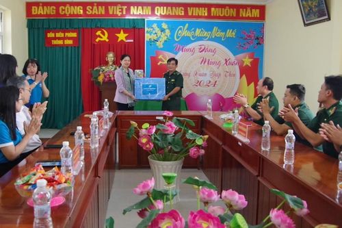 Lãnh đạo Hội Liên hiệp Phụ nữ Việt Nam thăm, chúc Tết Đồn Biên phòng Thông Bình