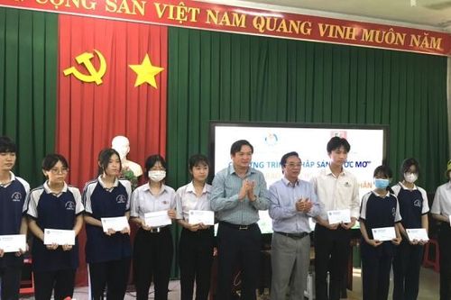 Hội Nhà báo tỉnh Tây Ninh trao học bổng cho học sinh có hoàn cảnh khó khăn trên địa bàn tỉnh