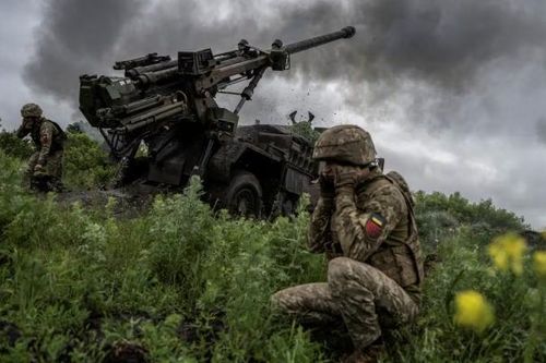 Pháp bán 6 khẩu pháo Caesar và viện trợ 50 tên lửa mỗi tháng cho Ukraine