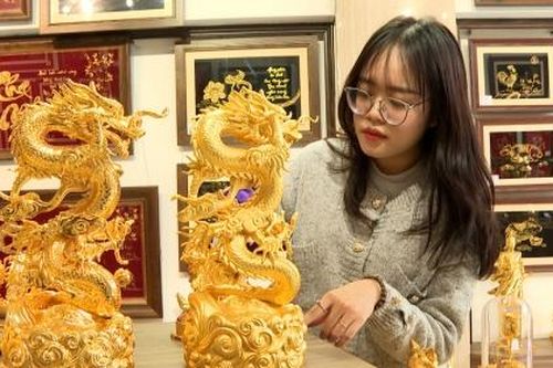 Nhiều sản phẩm hình rồng mạ vàng giá hàng chục triệu đồng dịp Tết Giáp Thìn 2024