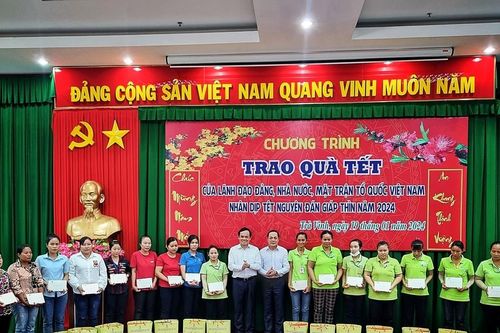 Phó Thủ tướng Trần Lưu Quang thăm, tặng quà Tết tại Trà Vinh