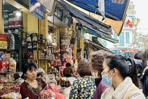 Bánh kẹo, giỏ quà Tết giá rẻ hút khách