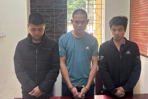 Lái ô tô đâm vào xe của CSGT khi bị yêu cầu kiểm tra