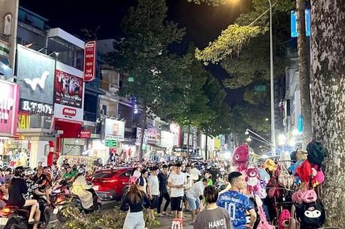 Ngồi bán hàng ở vỉa hè, nam thanh niên bị nhánh cây rơi trúng đầu nhập viện cấp cứu