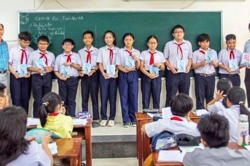 Tặng sách về Hoàng Sa cho học sinh Đà Nẵng