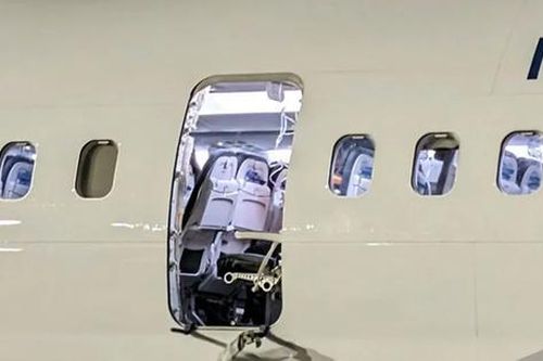 Lời thỉnh cầu của CEO Boeing sau vụ máy bay bung cửa trên không