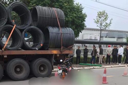 Đâm vào đuôi xe đầu kéo đang đỗ, một người đi xe máy tử vong