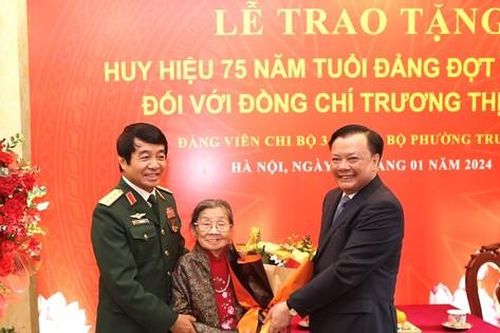 Bí thư Đinh Tiến Dũng đến nhà riêng trao Huy hiệu 75 năm tuổi Đảng cho lão thành cách mạng