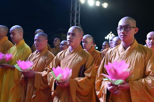 Hơn 1.000 Phật tử mừng ngày Đức Phật thành đạo