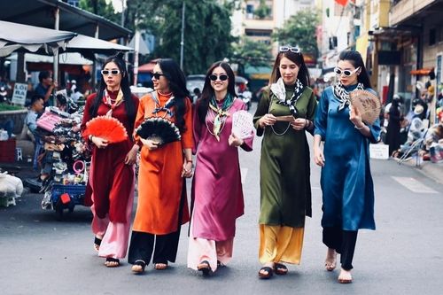 'Cô hai, mợ ba' xúng xính áo dài, rủ nhau đến chợ Biên Hòa tạo dáng