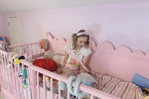29 tuổi vẫn nằm cũi, ngậm ti giả như trẻ sơ sinh